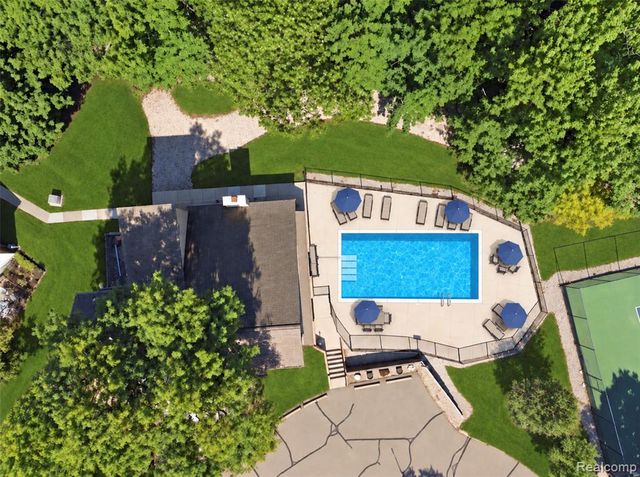 1830 Streamedge Court, Rochester Hills, MI 48309