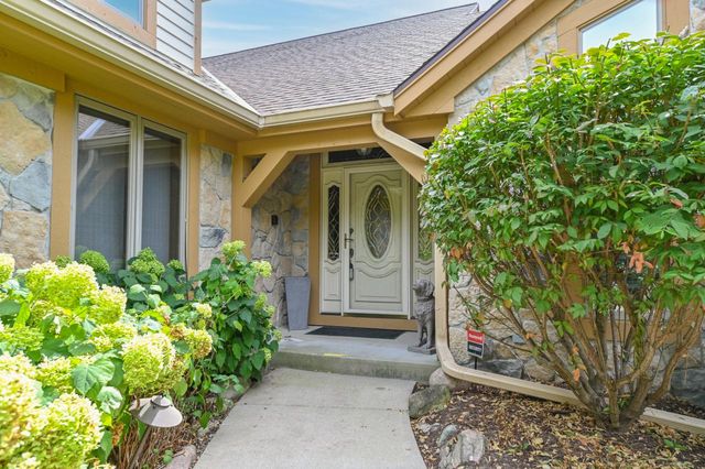 N19W22081 Fox View COURT #2B, Waukesha, WI 53186