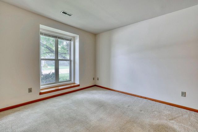 N24W24003 Brandon Oaks DRIVE #B, Pewaukee, WI 53072