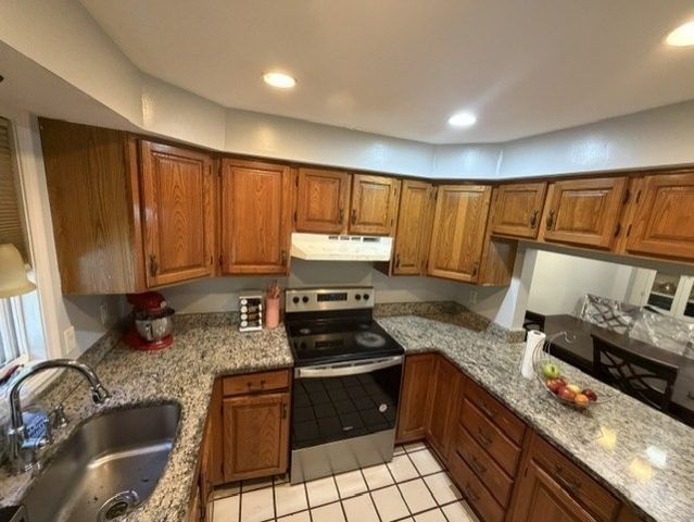 60 Pattison St C14, Abington, MA 02351