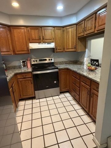60 Pattison St C14, Abington, MA 02351