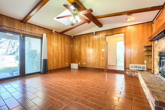 2112 Mangum Street, Commerce, TX 75428