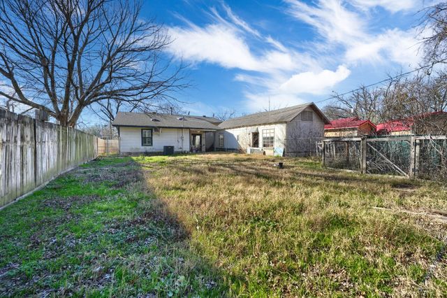 2112 Mangum Street, Commerce, TX 75428