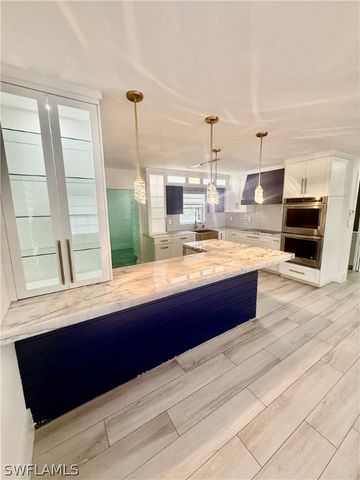 733 Pine Cone LN, Naples, FL 34104