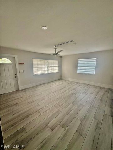 733 Pine Cone LN, Naples, FL 34104