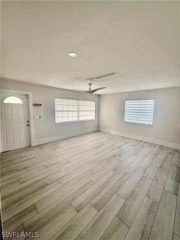 733 Pine Cone LN, Naples, FL 34104