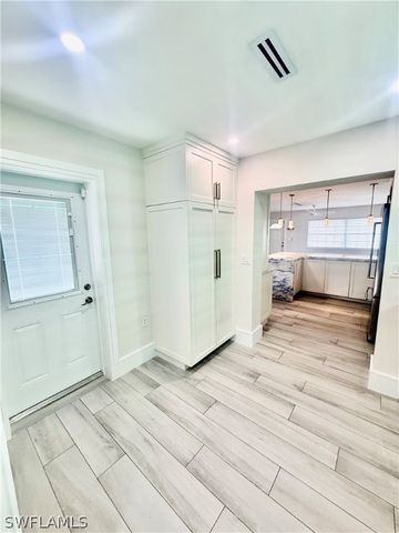 733 Pine Cone LN, Naples, FL 34104