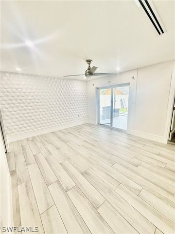 733 Pine Cone LN, Naples, FL 34104