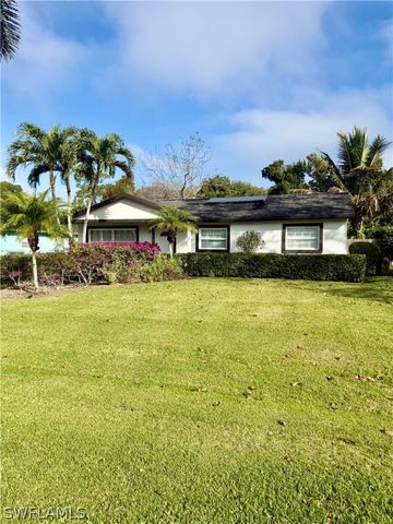 733 Pine Cone LN, Naples, FL 34104