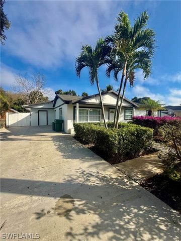 733 Pine Cone LN, Naples, FL 34104