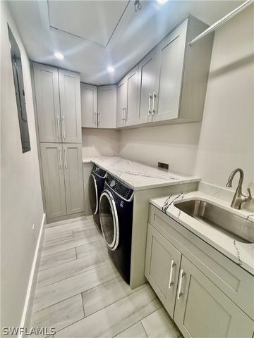 733 Pine Cone LN, Naples, FL 34104