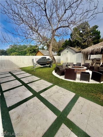 733 Pine Cone LN, Naples, FL 34104