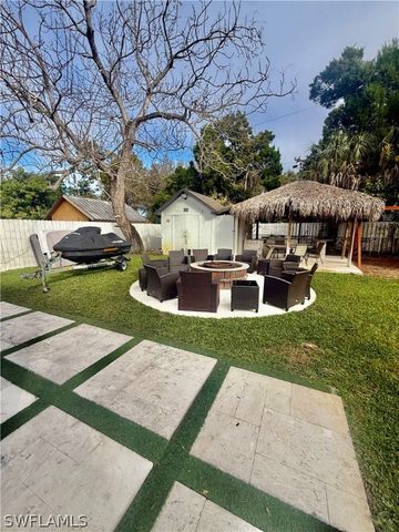 733 Pine Cone LN, Naples, FL 34104