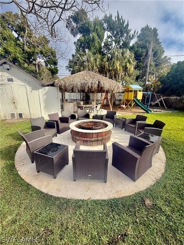 733 Pine Cone LN, Naples, FL 34104