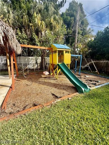 733 Pine Cone LN, Naples, FL 34104