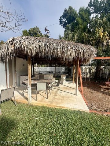 733 Pine Cone LN, Naples, FL 34104