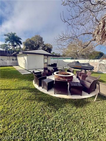 733 Pine Cone LN, Naples, FL 34104