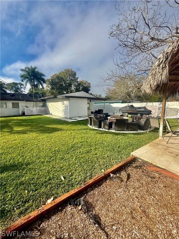 733 Pine Cone LN, Naples, FL 34104