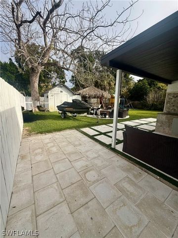 733 Pine Cone LN, Naples, FL 34104