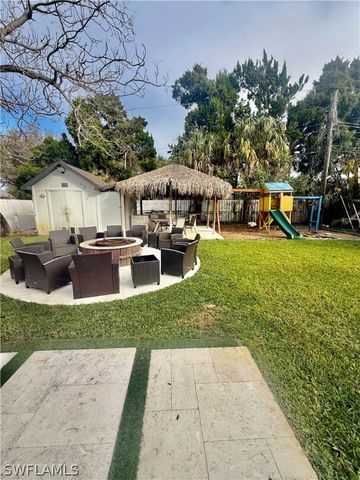 733 Pine Cone LN, Naples, FL 34104