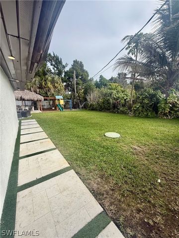 733 Pine Cone LN, Naples, FL 34104