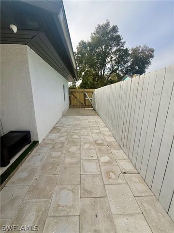 733 Pine Cone LN, Naples, FL 34104