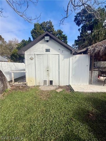 733 Pine Cone LN, Naples, FL 34104