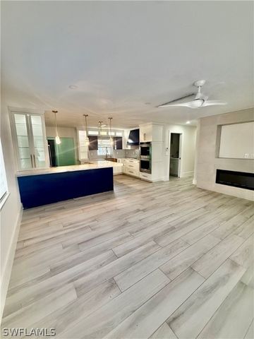 733 Pine Cone LN, Naples, FL 34104