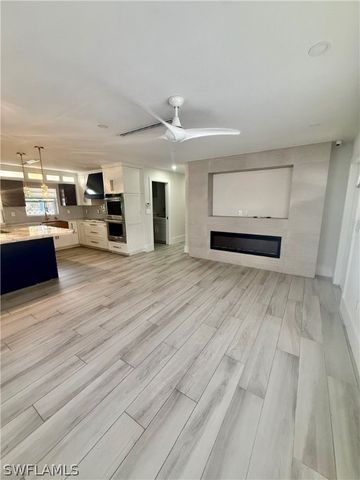 733 Pine Cone LN, Naples, FL 34104