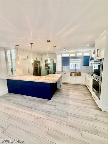 733 Pine Cone LN, Naples, FL 34104