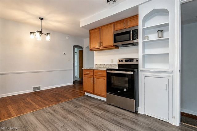 3694 Grosvenor Road, Cleveland Heights, OH 44118