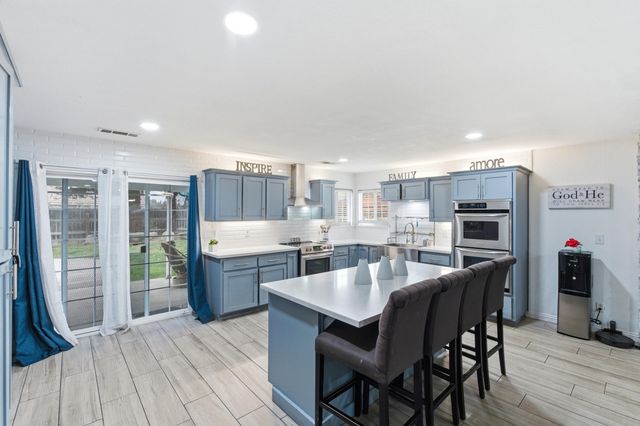 1582 E Ben Franklin Avenue, Tulare, CA 93274