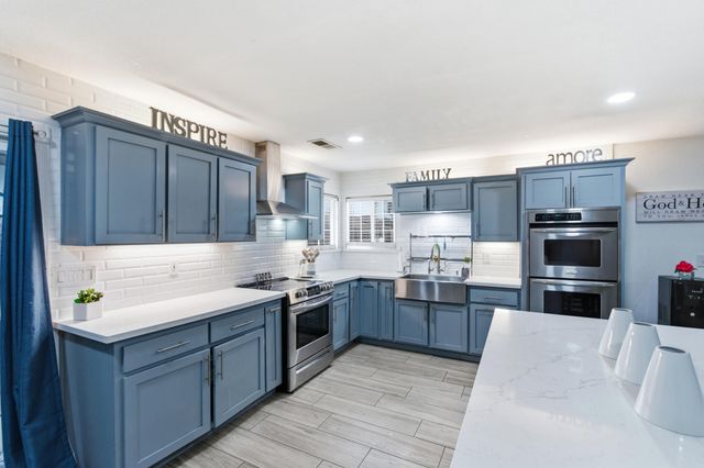 1582 E Ben Franklin Avenue, Tulare, CA 93274