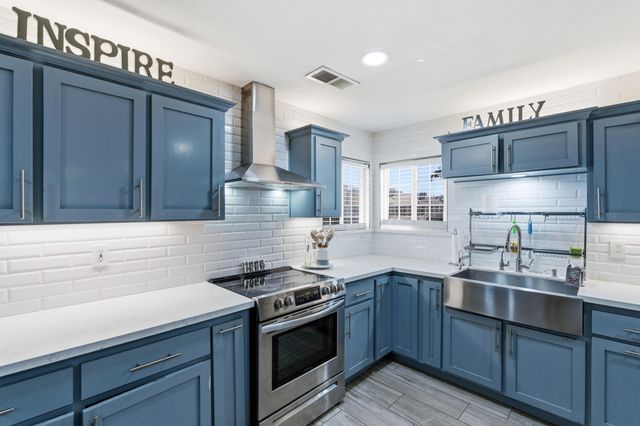 1582 E Ben Franklin Avenue, Tulare, CA 93274