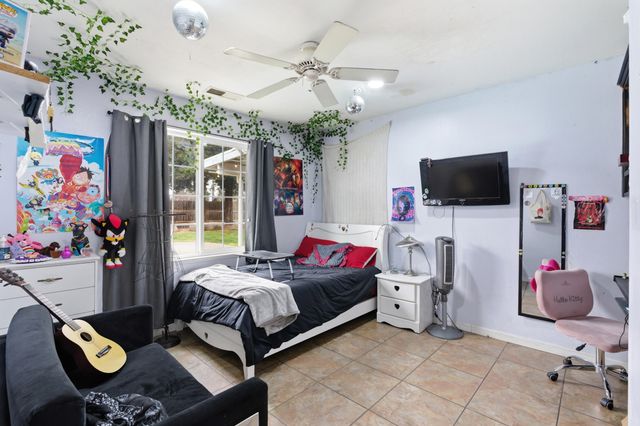 1582 E Ben Franklin Avenue, Tulare, CA 93274