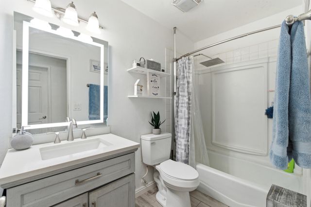 1582 E Ben Franklin Avenue, Tulare, CA 93274