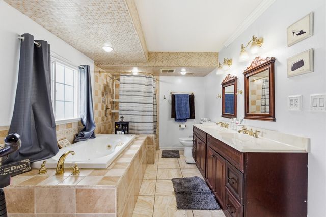 1582 E Ben Franklin Avenue, Tulare, CA 93274