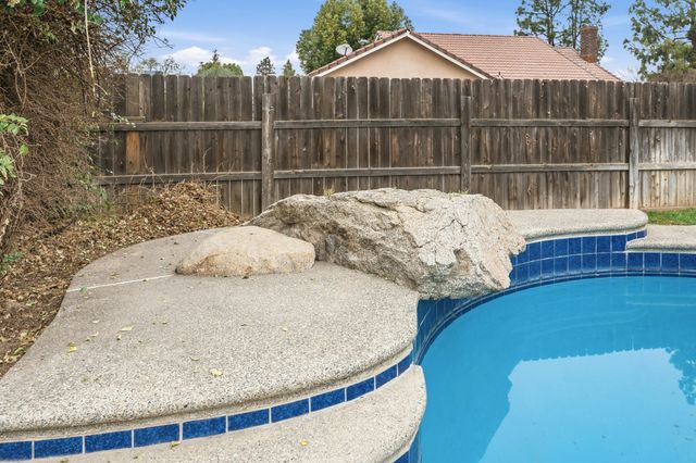 1582 E Ben Franklin Avenue, Tulare, CA 93274