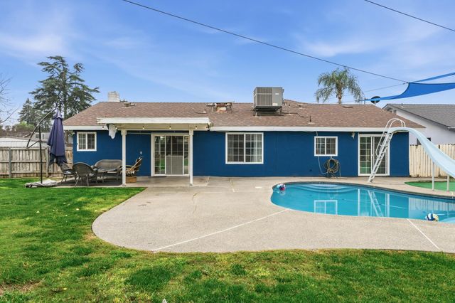 1582 E Ben Franklin Avenue, Tulare, CA 93274