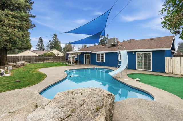 1582 E Ben Franklin Avenue, Tulare, CA 93274