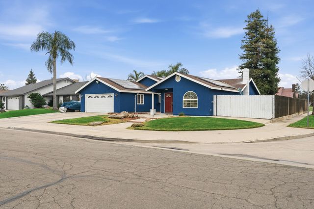 1582 E Ben Franklin Avenue, Tulare, CA 93274