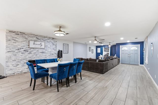 1582 E Ben Franklin Avenue, Tulare, CA 93274