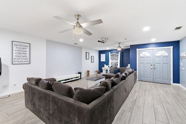 1582 E Ben Franklin Avenue, Tulare, CA 93274