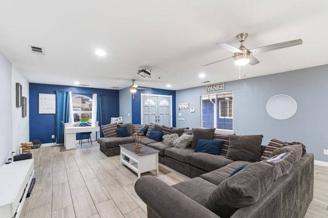 1582 E Ben Franklin Avenue, Tulare, CA 93274