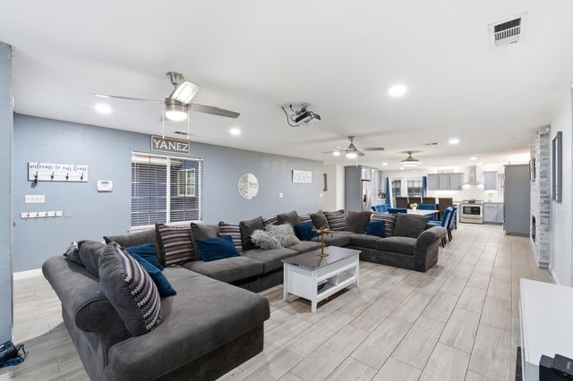 1582 E Ben Franklin Avenue, Tulare, CA 93274