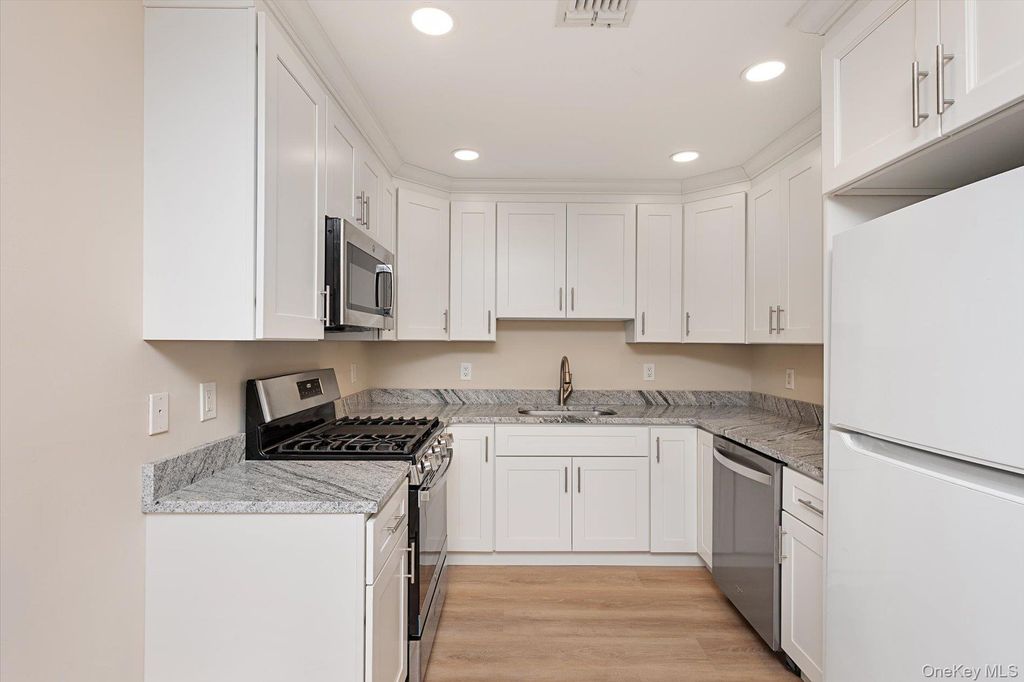 991 Madeira Boulevard, Melville, NY 11747 — photo 5