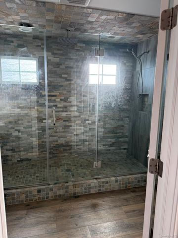 16 Cape Road, Amityville, NY 11701