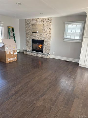 16 Cape Road, Amityville, NY 11701