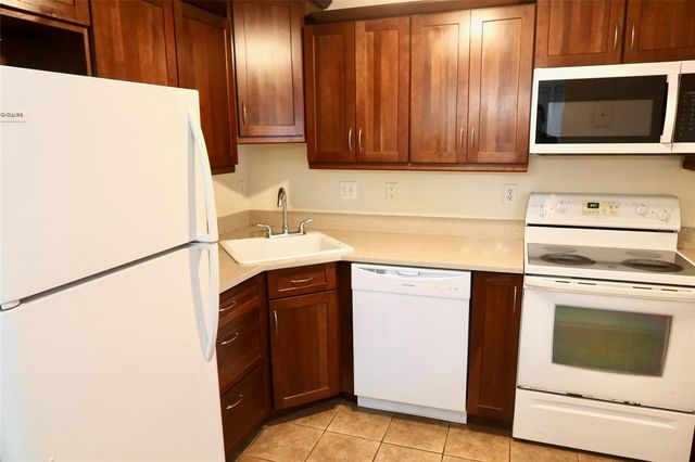 2704 NW 1ST AVENUE, Gainesville, FL 32607