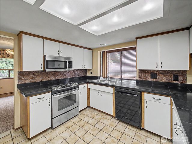 21327 SE 252nd Place, Maple Valley, WA 98038